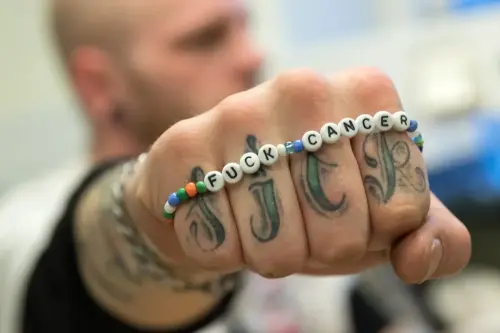 FotograFia-bildmix-fuckcancer-man-kille-hand-tatuering