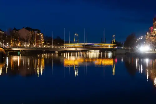 FotograFia-bildmix-norrkoping-drottninggatan-sparvagn-kvallsljus-bro