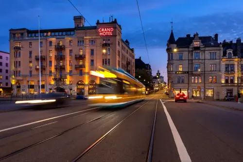 FotograFia-bildmix-norrkoping-drottninggatan-sparvagn-kvallsljus