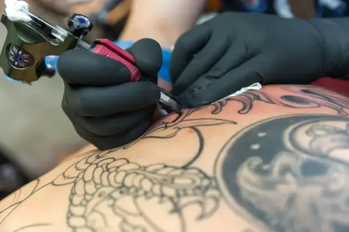 FotograFia-bildmix-tatuering-rygg-gummihandskar