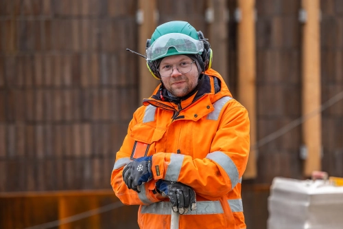 FotograFia-byggnation-byggnadsarbetare-hjalm-varsel