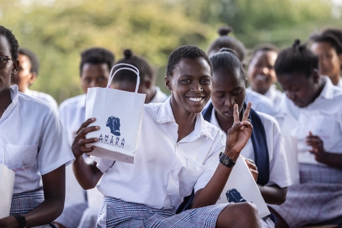 FotograFia-foretag-hjalporganisation-aminafoundation-flickskola-gladtjej