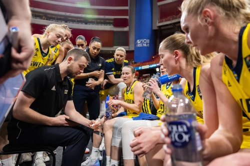 FotograFia-sport-basket-sverige-landslag-dam-tjejer-team-aviciiarena
